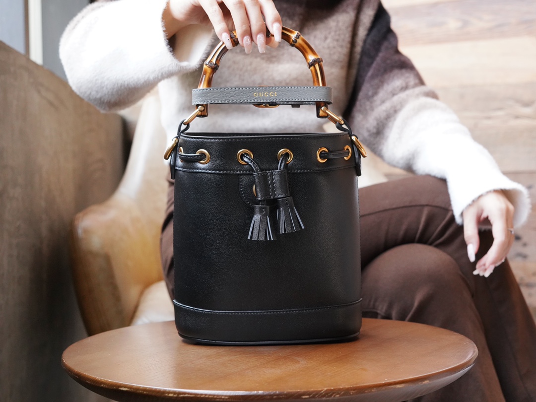 Bagsaaa Gvc*1 Diana Bucket Bag Black 19*30.5*6cm