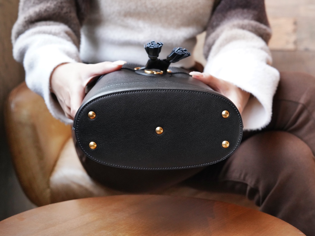 Bagsaaa Gvc*1 Diana Bucket Bag Black 19*30.5*6cm