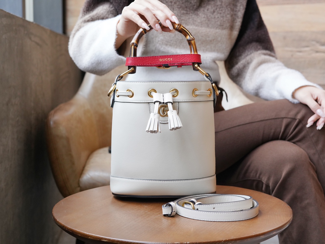 Bagsaaa Gvc*1 Diana Bucket Bag White 19*30.5*6cm