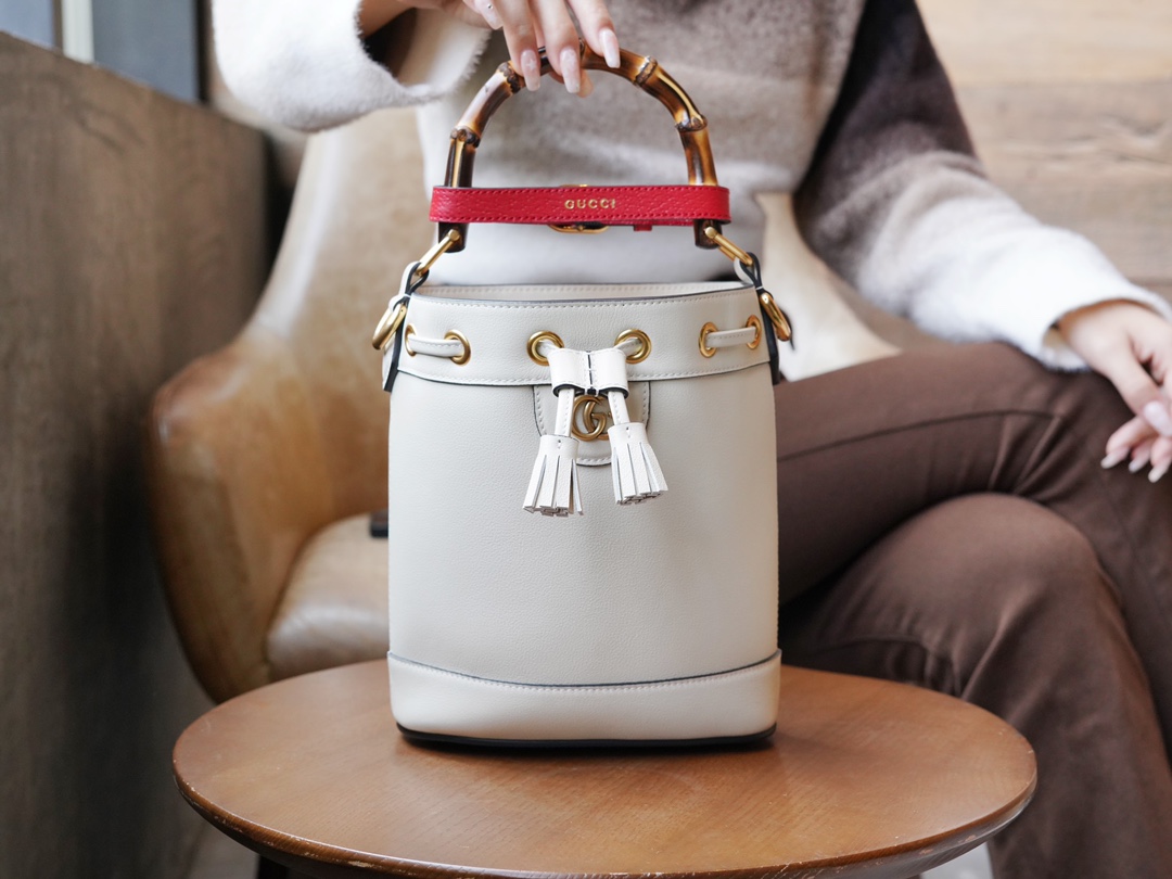 Bagsaaa Gvc*1 Diana Bucket Bag White 19*30.5*6cm