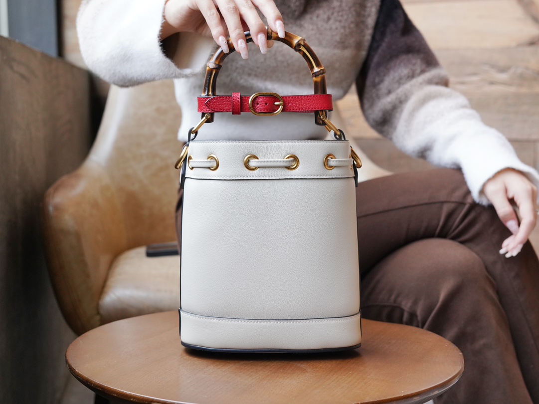 Bagsaaa Gvc*1 Diana Bucket Bag White 19*30.5*6cm
