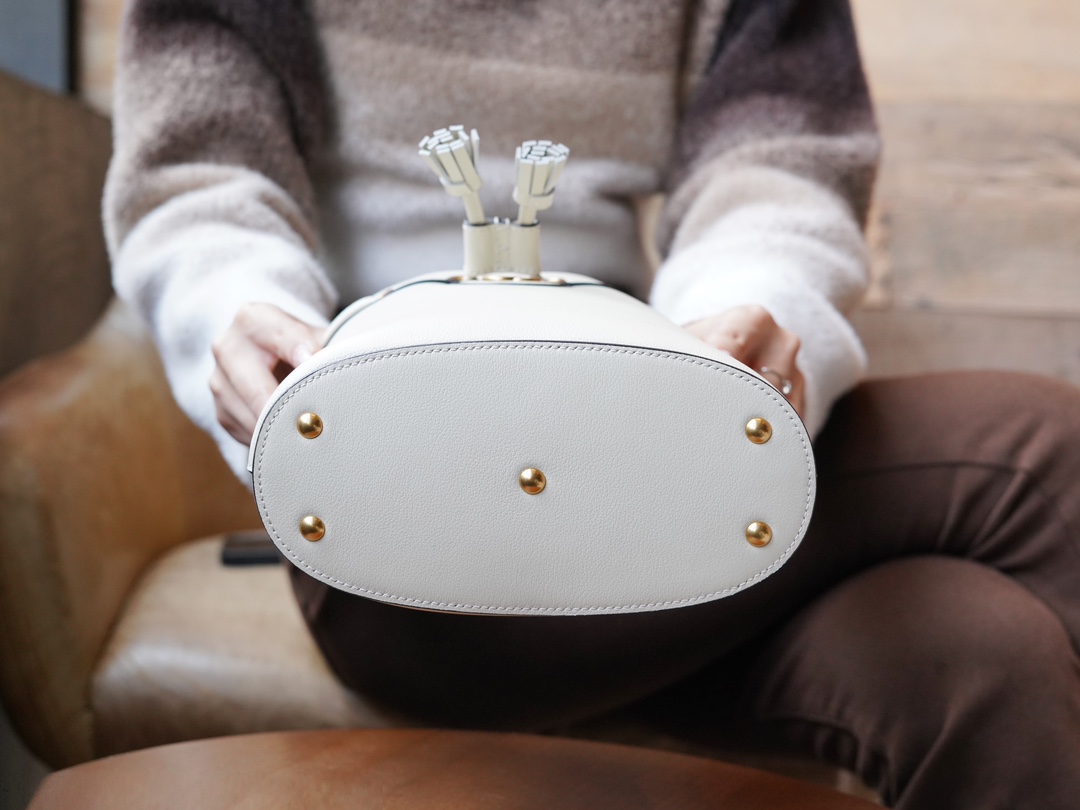 Bagsaaa Gvc*1 Diana Bucket Bag White 19*30.5*6cm