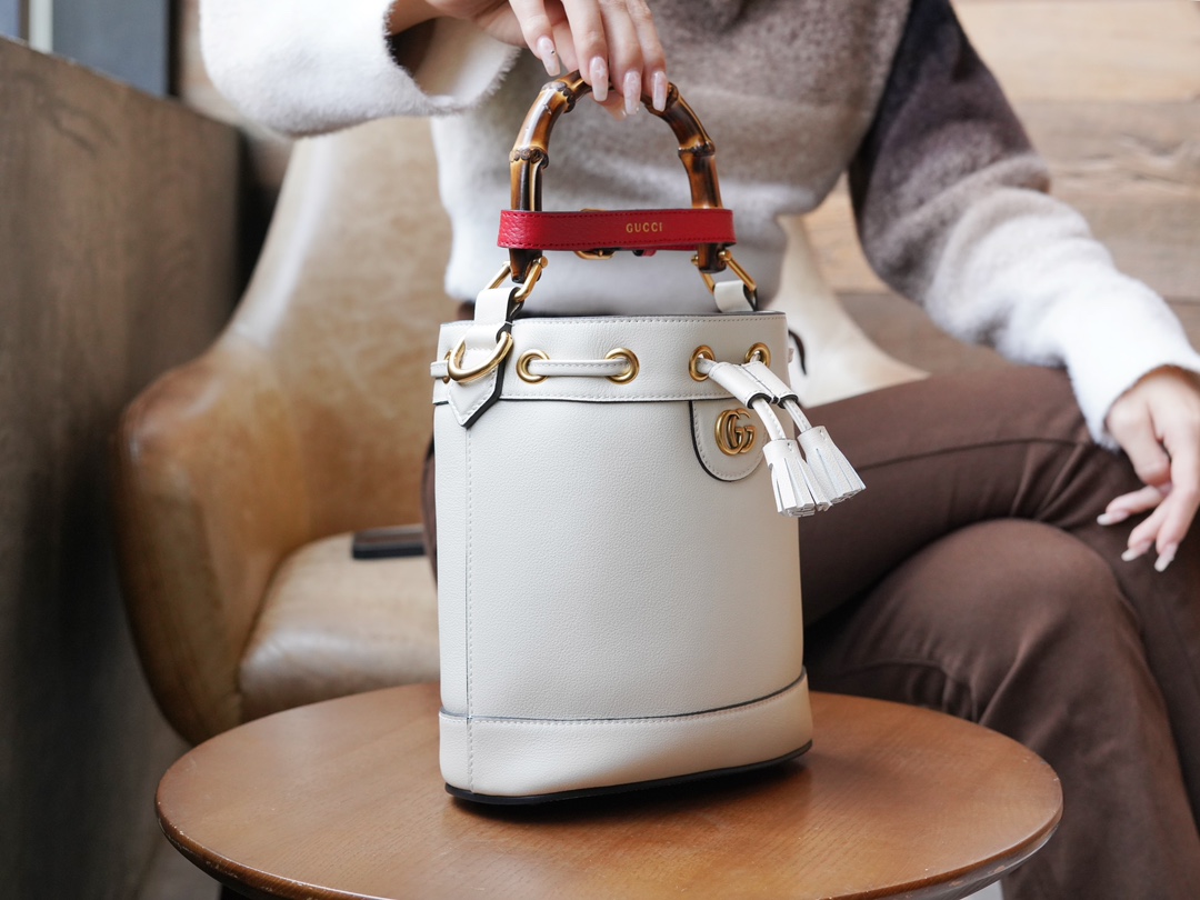 Bagsaaa Gvc*1 Diana Bucket Bag White 19*30.5*6cm