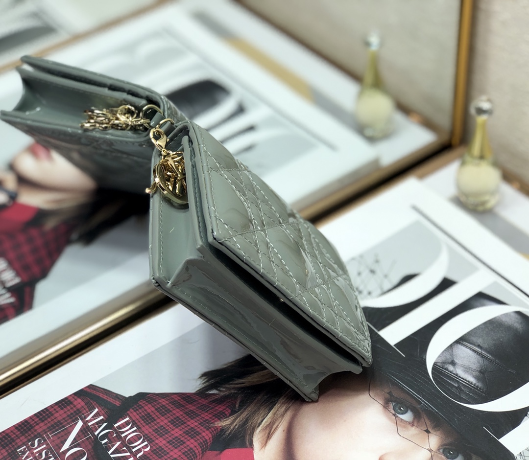 Bagsaaa D10r Coin Purse Patent Leather Green - 11x9cm