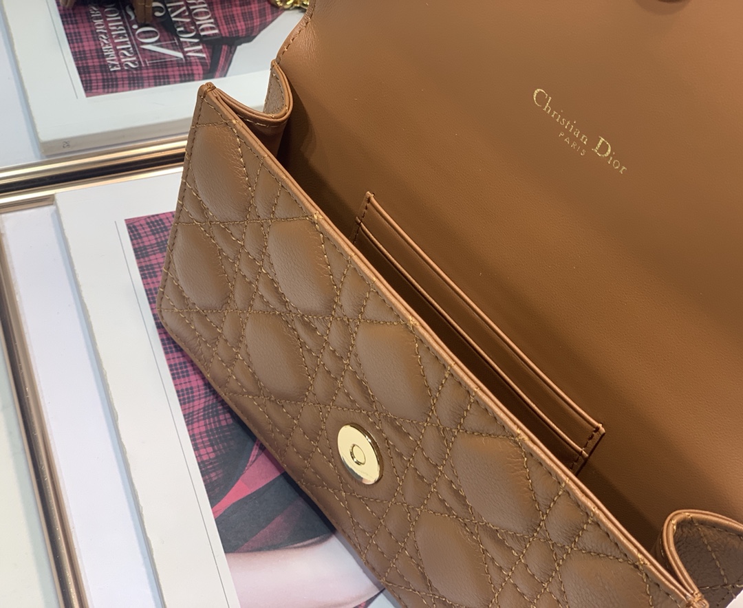 Bagsaaa D10r Chain Bag Brown - 20 x 11.5 x 3.5 cm