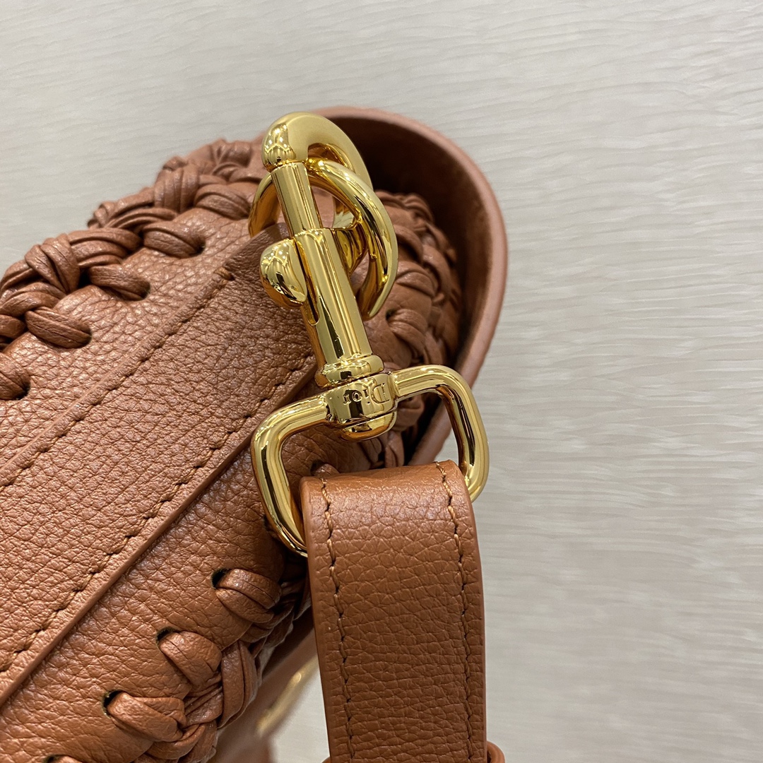 Bagsaaa D10r CD Meidum Bobby Grained Calfskin Leather with Whipstitched Seams brown