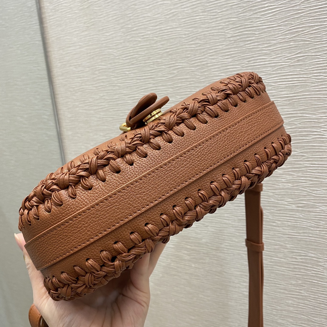 Bagsaaa D10r CD Meidum Bobby Grained Calfskin Leather with Whipstitched Seams brown