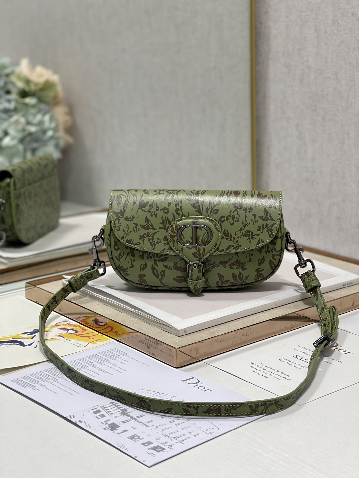 Bagsaaa D10r Bobby East-West Bag green flower - 21 x 12 x 5.1 cm