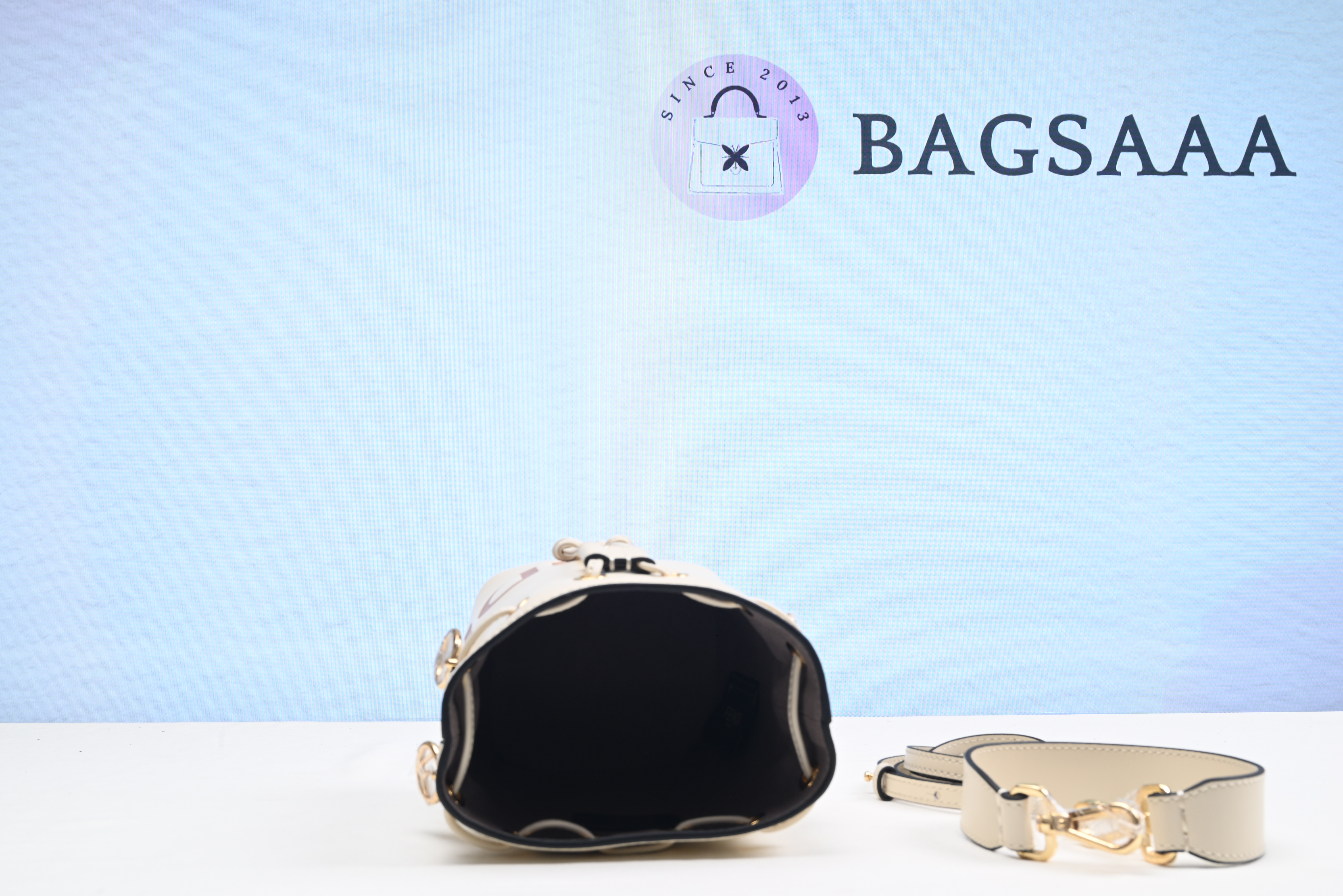 Bagsaaa F**di Mon Tresor Bucket Bag in cream 18cm