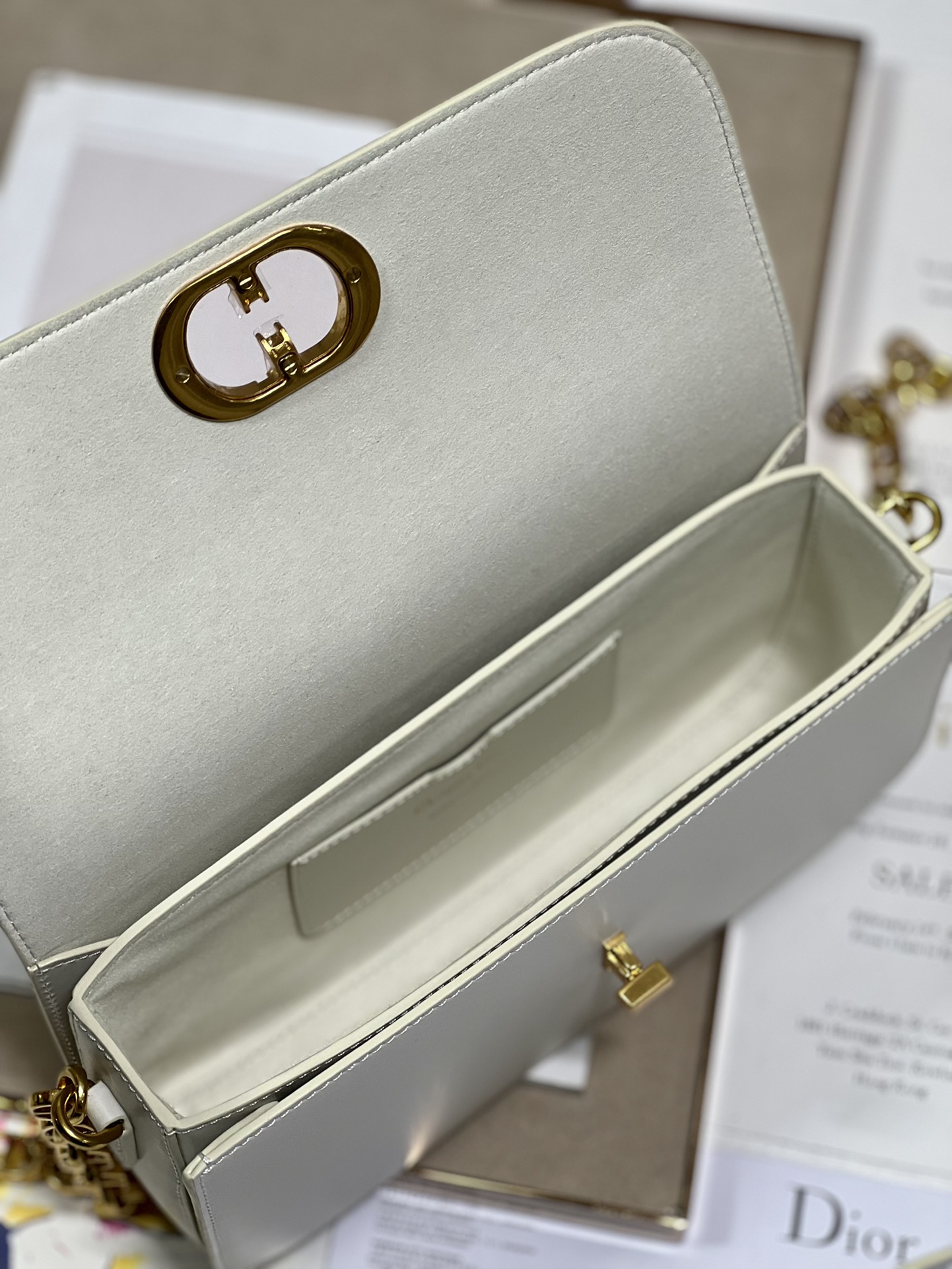 Bagsaaa D10r 30 Montaigne Avenue Bag White Box Calfskin - 22.5 x 12.5 x 6.5 cm