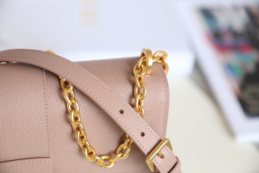 Bagsaaa D10r 30 Montaigne Grained Leather Pink - 24x17x8cm