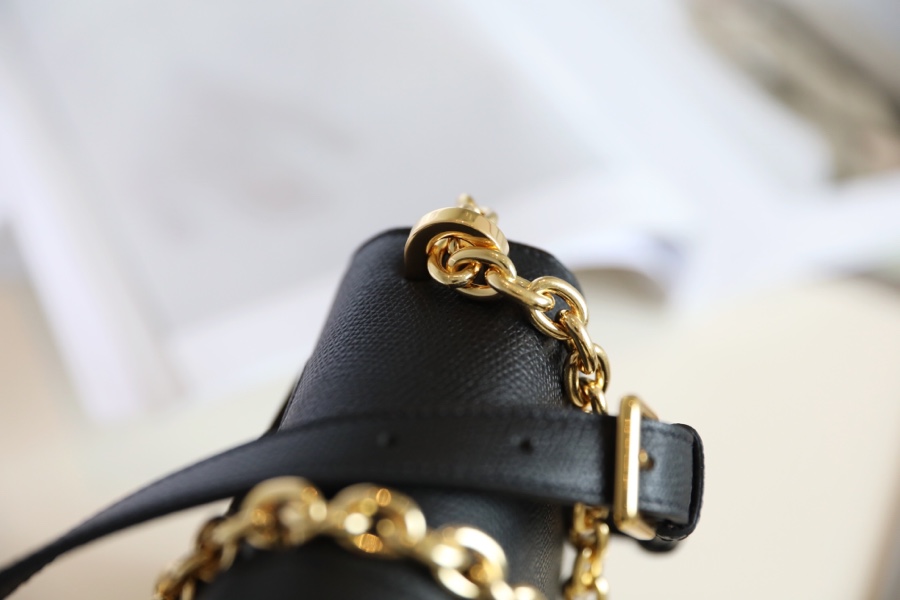 Bagsaaa D10r 30 Montaigne Grained Leather Black - 24x17x8cm