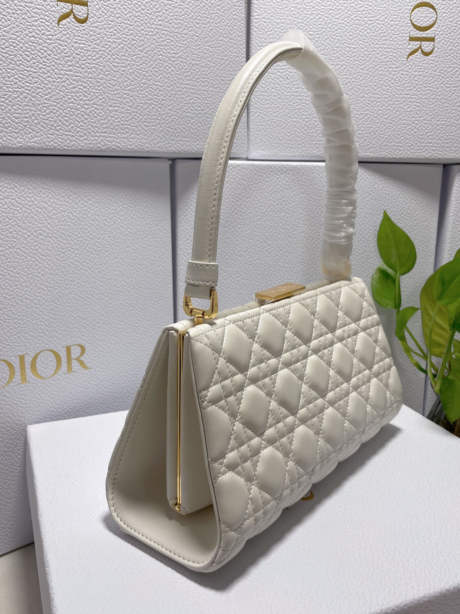 Bagsaaa D10r Caro Top Handle White - 26x14.5x9cm