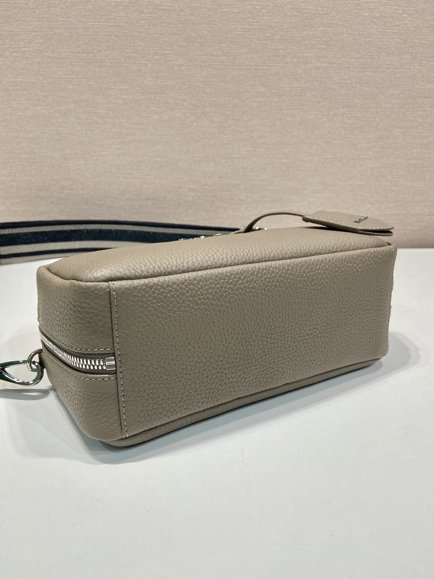 Bagsaaa Pra*a Leather top-handle bag Taupe - 24x12x8cm