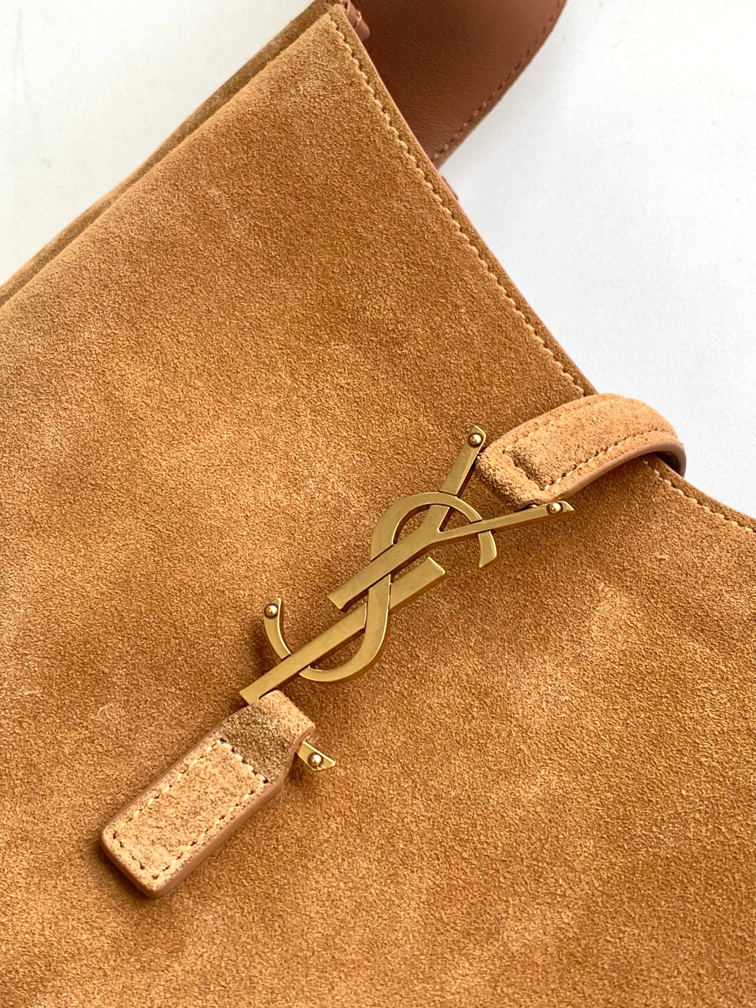 Bagsaaa Y51 LE 5 À 7 S*pPLE SMALL IN SUEDE BROWN CARAMEL - 23 X 22 X 8.5 CM