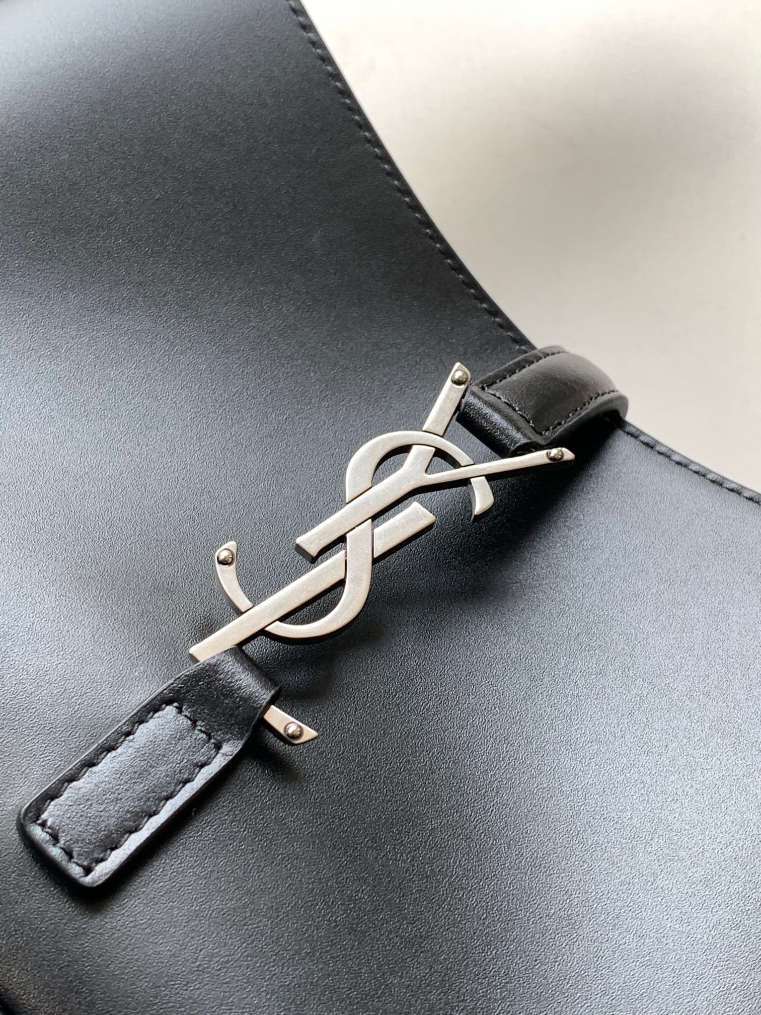 Bagsaaa Y51 LE 5 À 7 in black smooth leather silver hardware - 23 X 16 X 6,5 CM