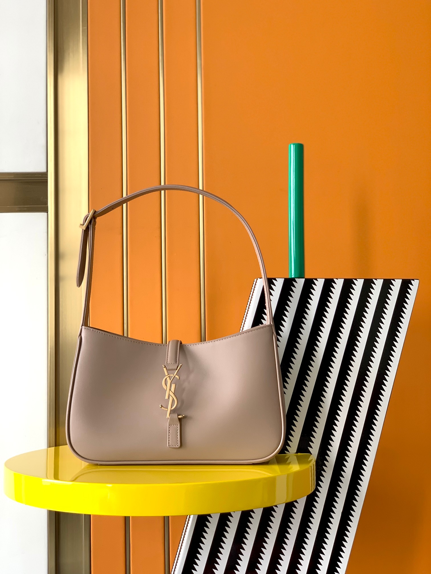 Bagsaaa Y51 LE 5 À 7 in tan smooth leather - 23 X 16 X 6,5 CM