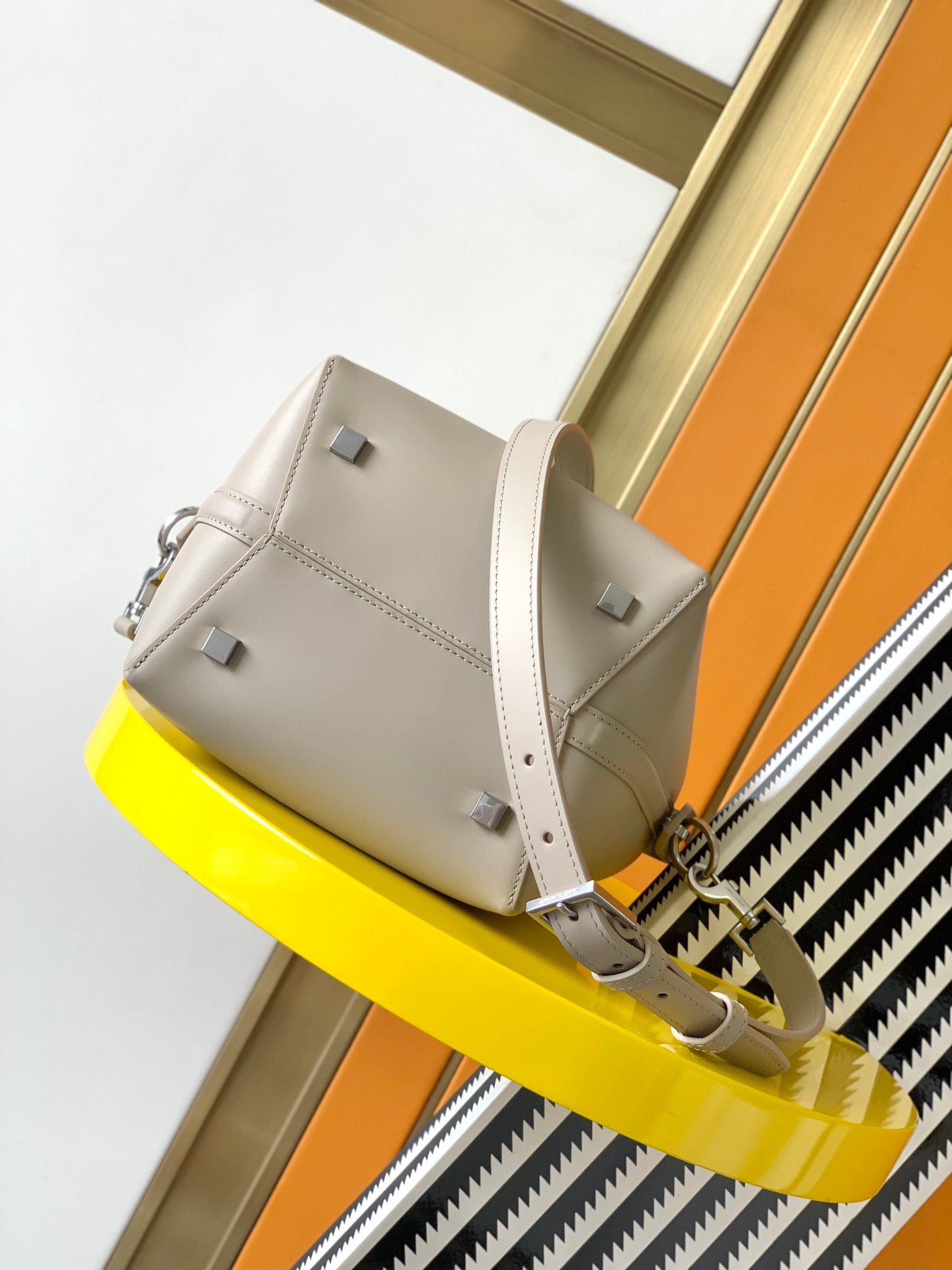 Bagsaaa Y51 Le 37 In Shiny Leather Beige - 17×20×13cm