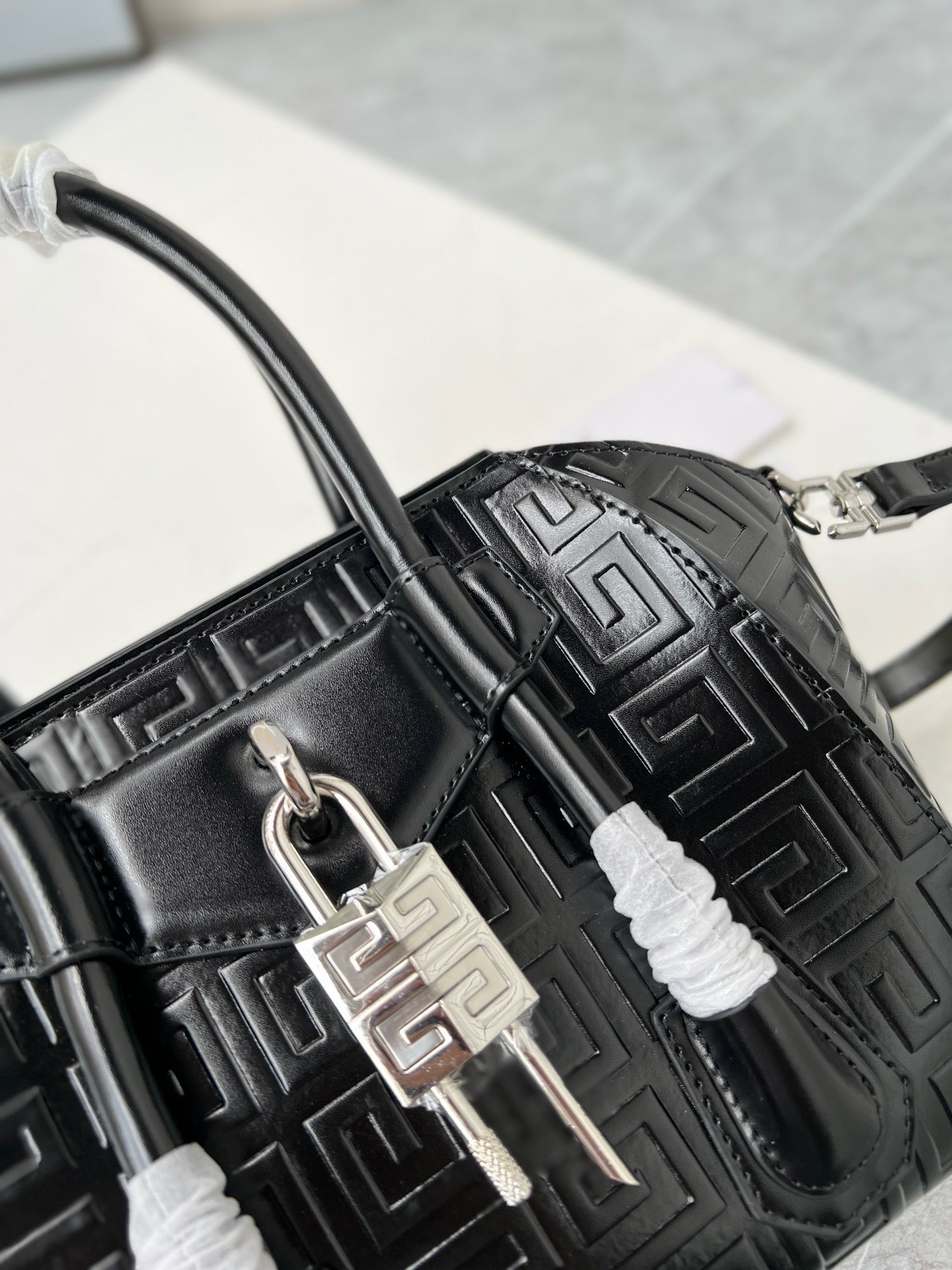 Bagsaaa Givenchy Antigona Lock Tote Bag Black Box Leather - 23*27*13cm