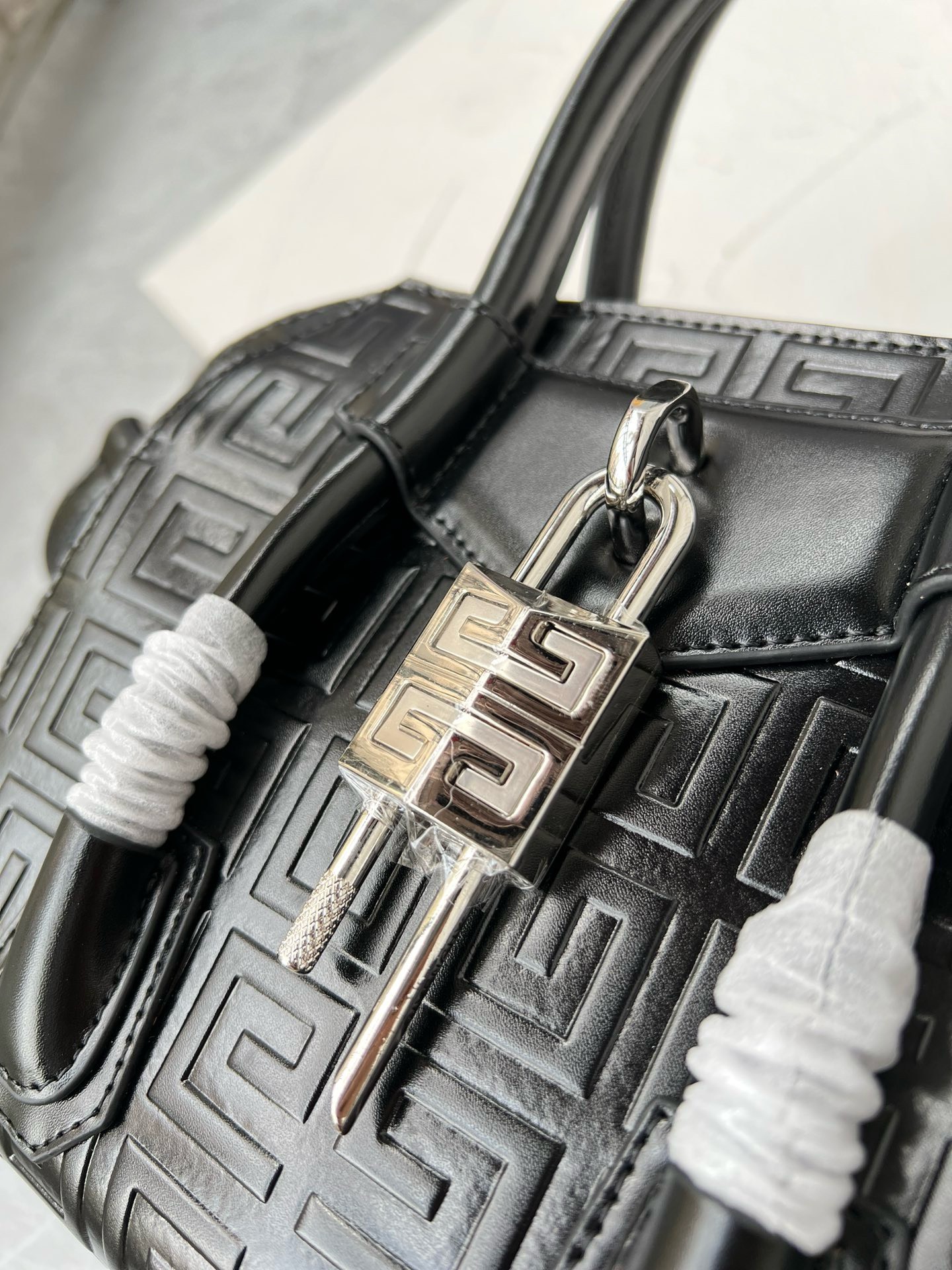 Bagsaaa Givenchy Antigona Lock Tote Bag Black Box Leather - 23*27*13cm