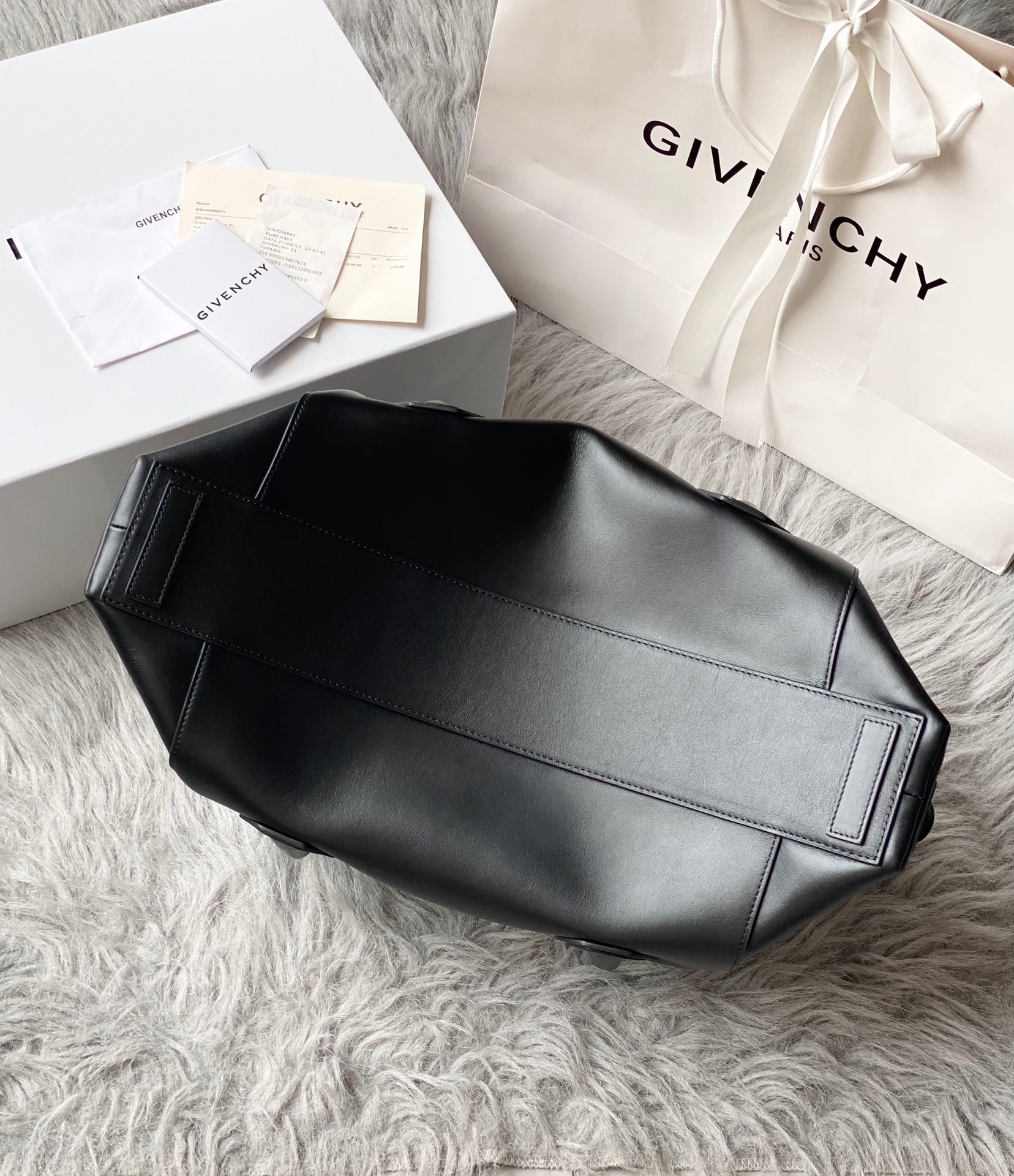 Bagsaaa Medium Antigona Soft Lock bag in black smooth leather - 44*34*7cm