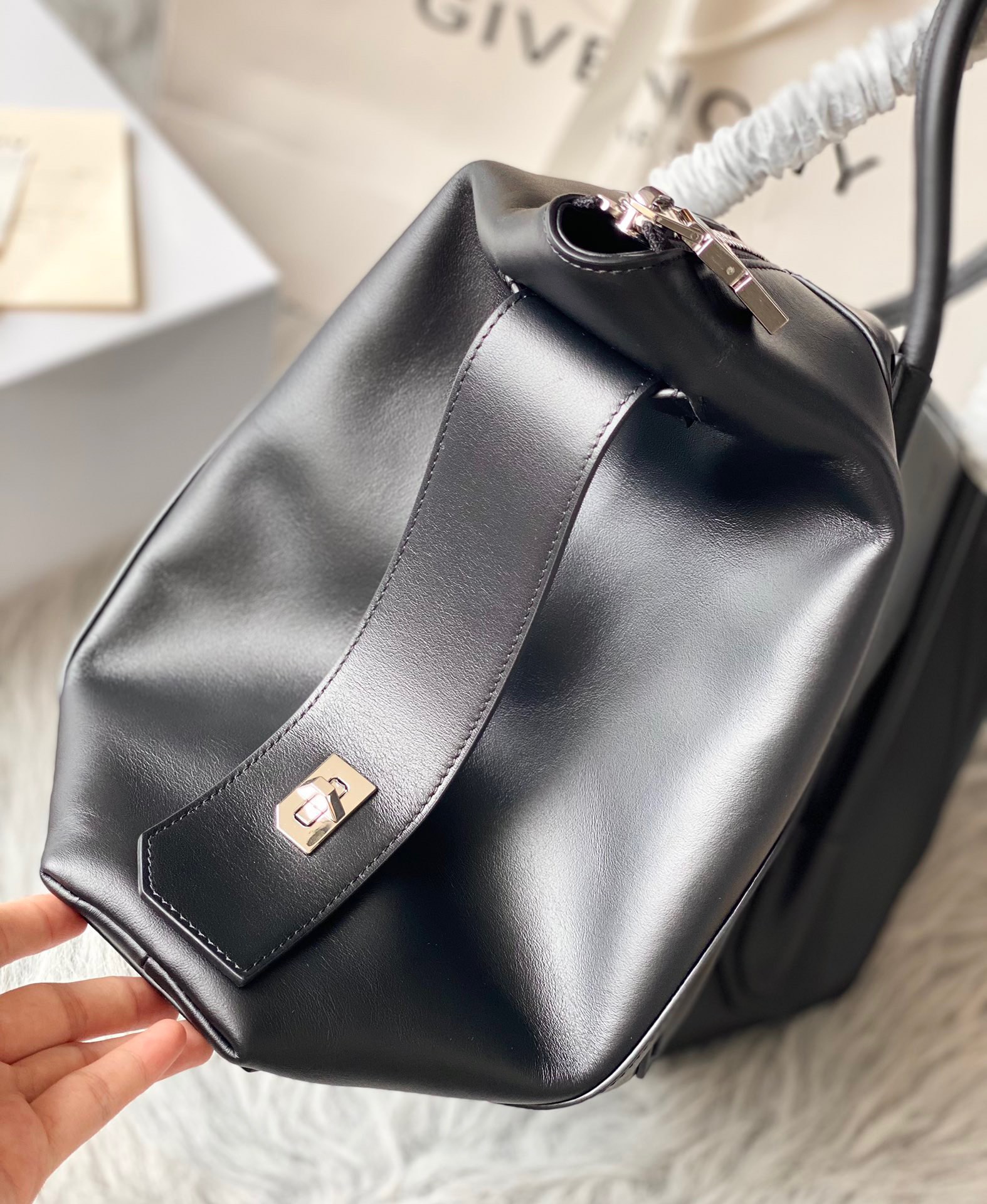Bagsaaa Medium Antigona Soft Lock bag in black smooth leather - 44*34*7cm