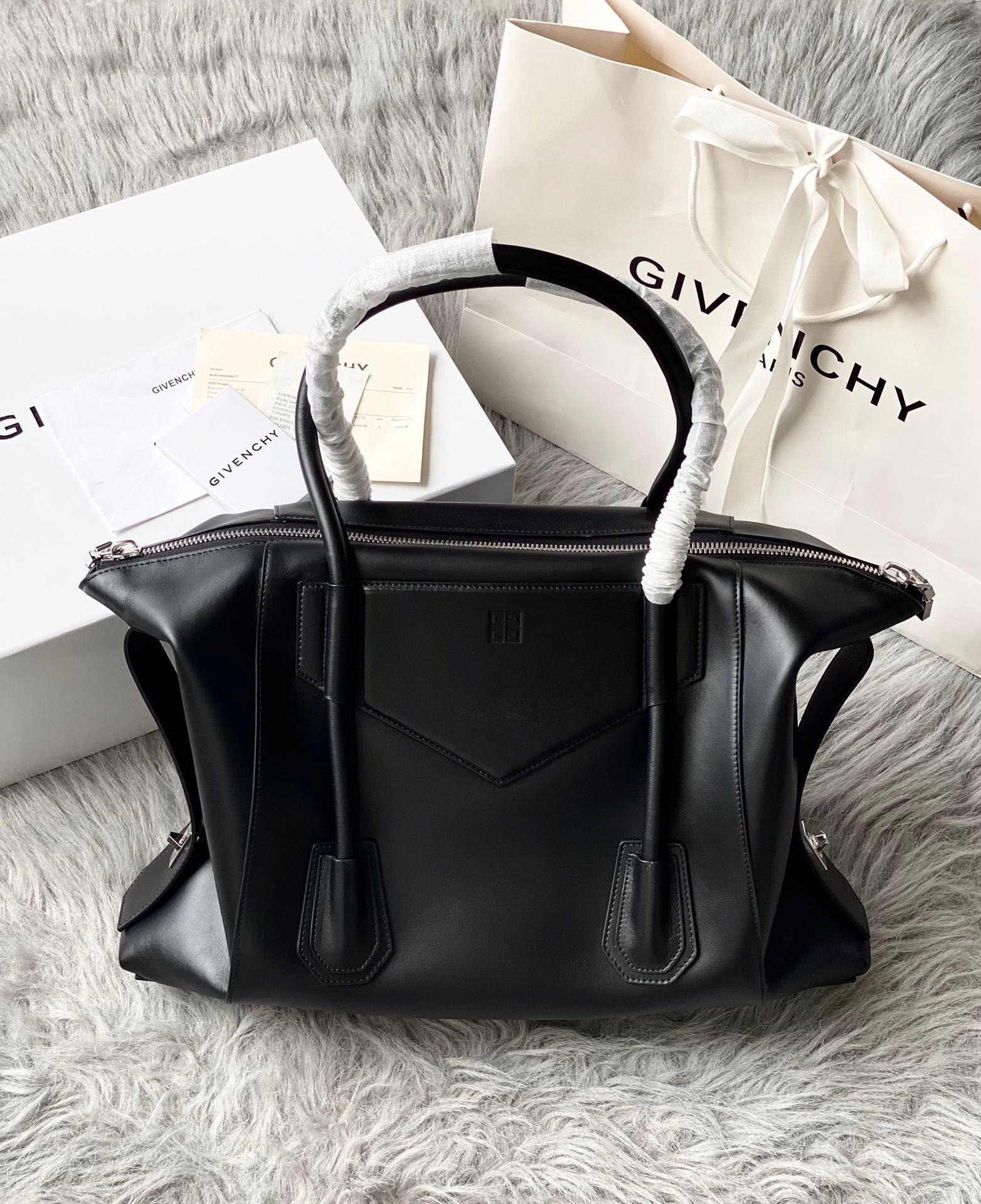 Bagsaaa Medium Antigona Soft Lock bag in black smooth leather - 44*34*7cm