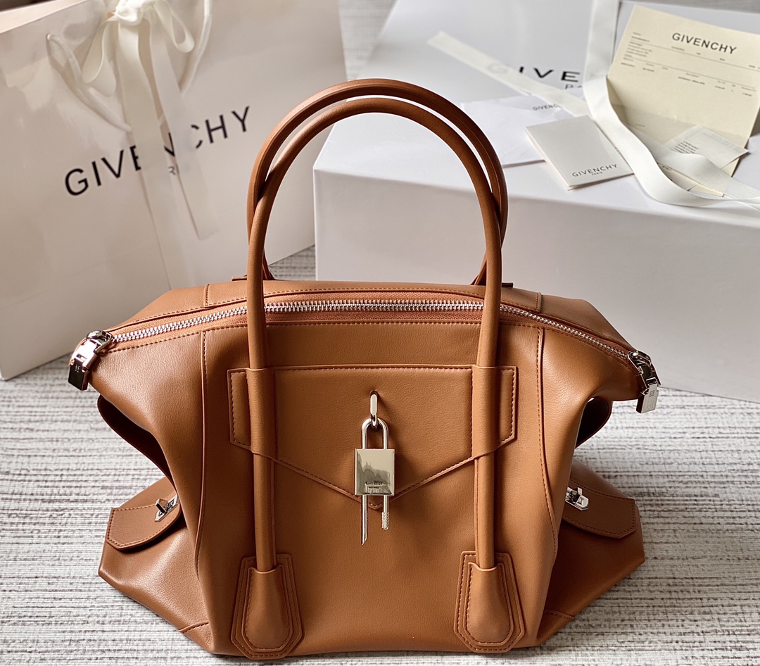 Bagsaaa Medium Antigona Soft Lock bag in brown smooth leather - 44*34*7cm