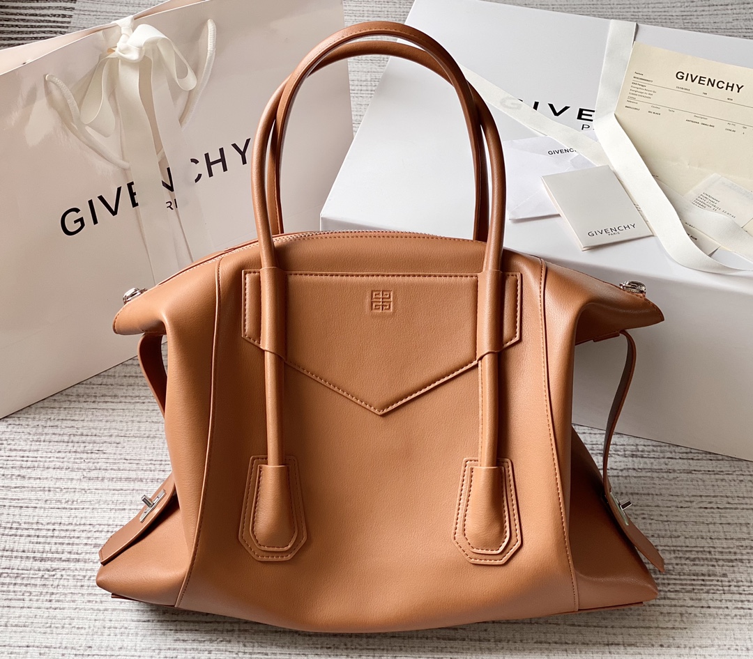 Bagsaaa Medium Antigona Soft Lock bag in brown smooth leather - 44*34*7cm