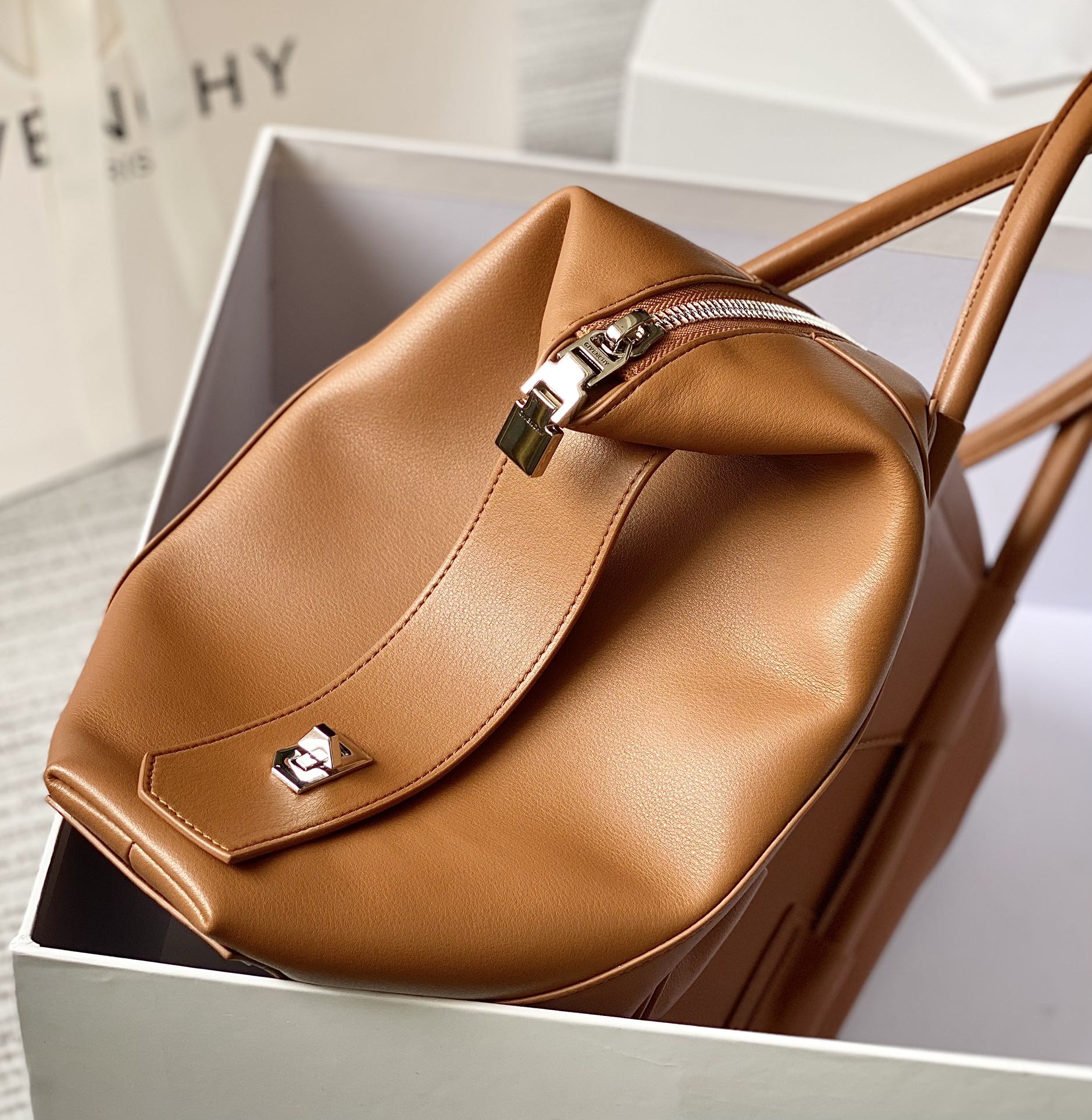 Bagsaaa Medium Antigona Soft Lock bag in brown smooth leather - 44*34*7cm