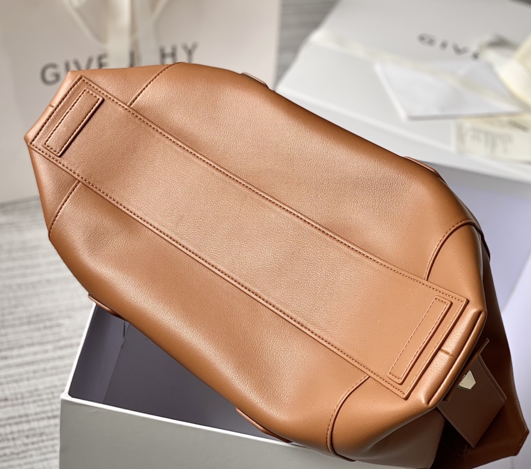 Bagsaaa Medium Antigona Soft Lock bag in brown smooth leather - 44*34*7cm