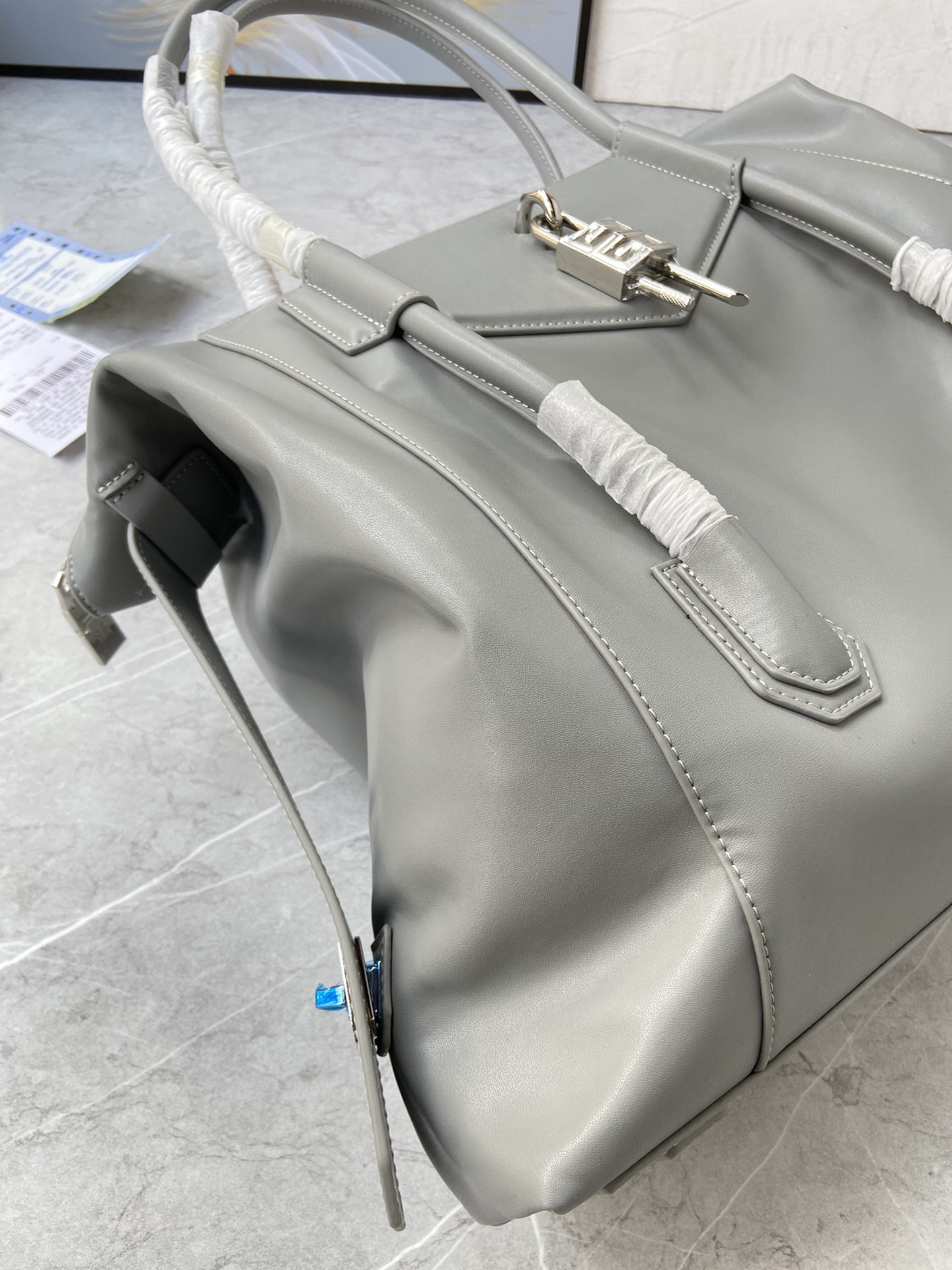 Bagsaaa Medium Antigona Soft Lock bag in grey smooth leather - 44*34*7cm