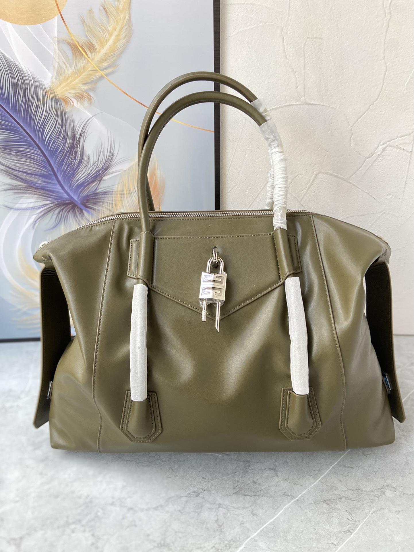 Bagsaaa Medium Antigona Soft Lock bag in green smooth leather - 44*34*7cm