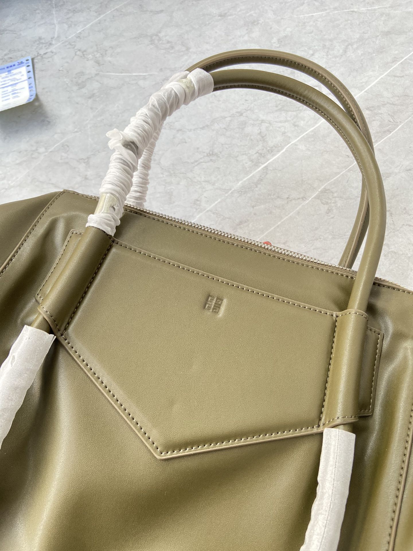 Bagsaaa Medium Antigona Soft Lock bag in green smooth leather - 44*34*7cm