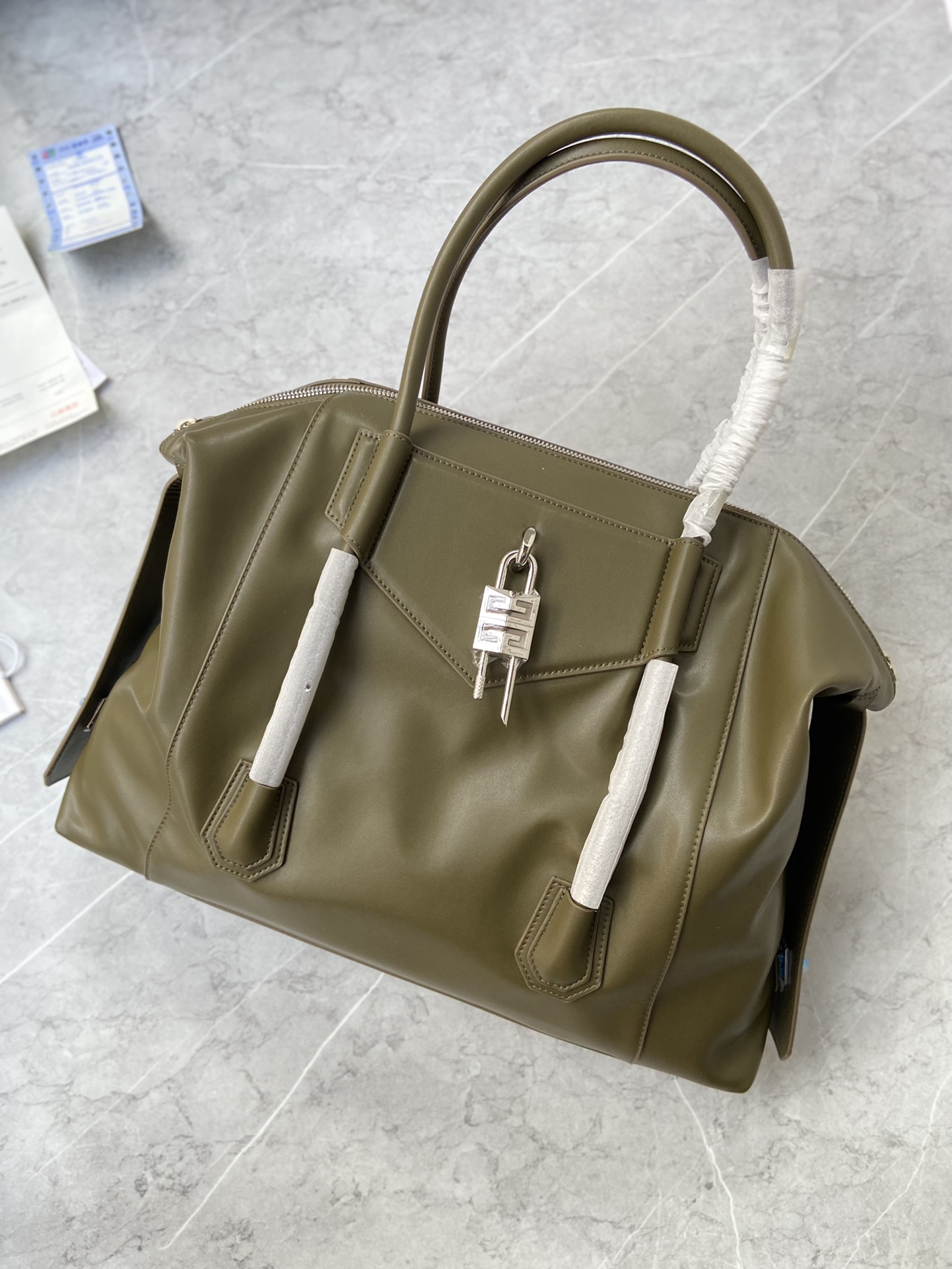 Bagsaaa Medium Antigona Soft Lock bag in green smooth leather - 44*34*7cm