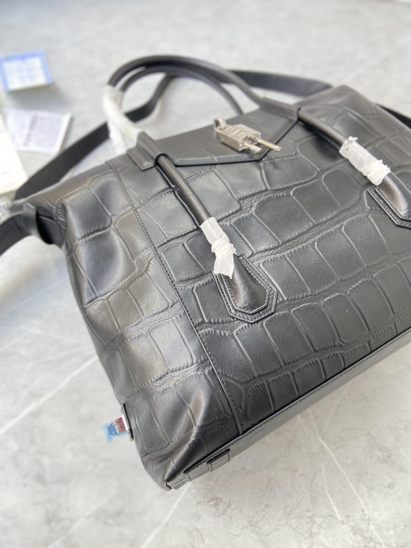 Bagsaaa Medium Antigona Soft Lock bag in black croc leather - 44*34*7cm