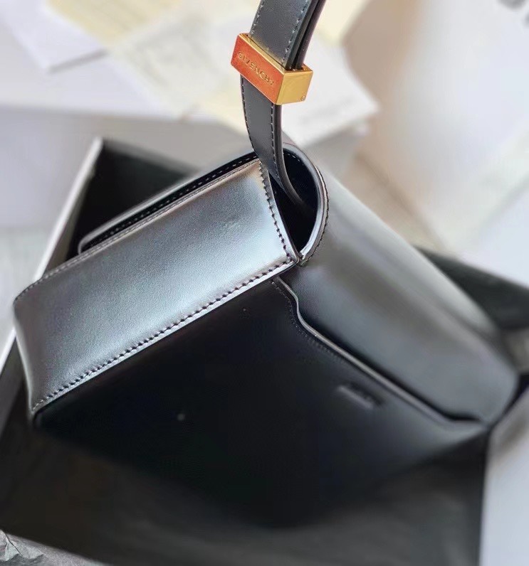 Bagsaaa GIVENCHY Box Calfskin Medium 4G Shoulder Bag - 21X15X6cm