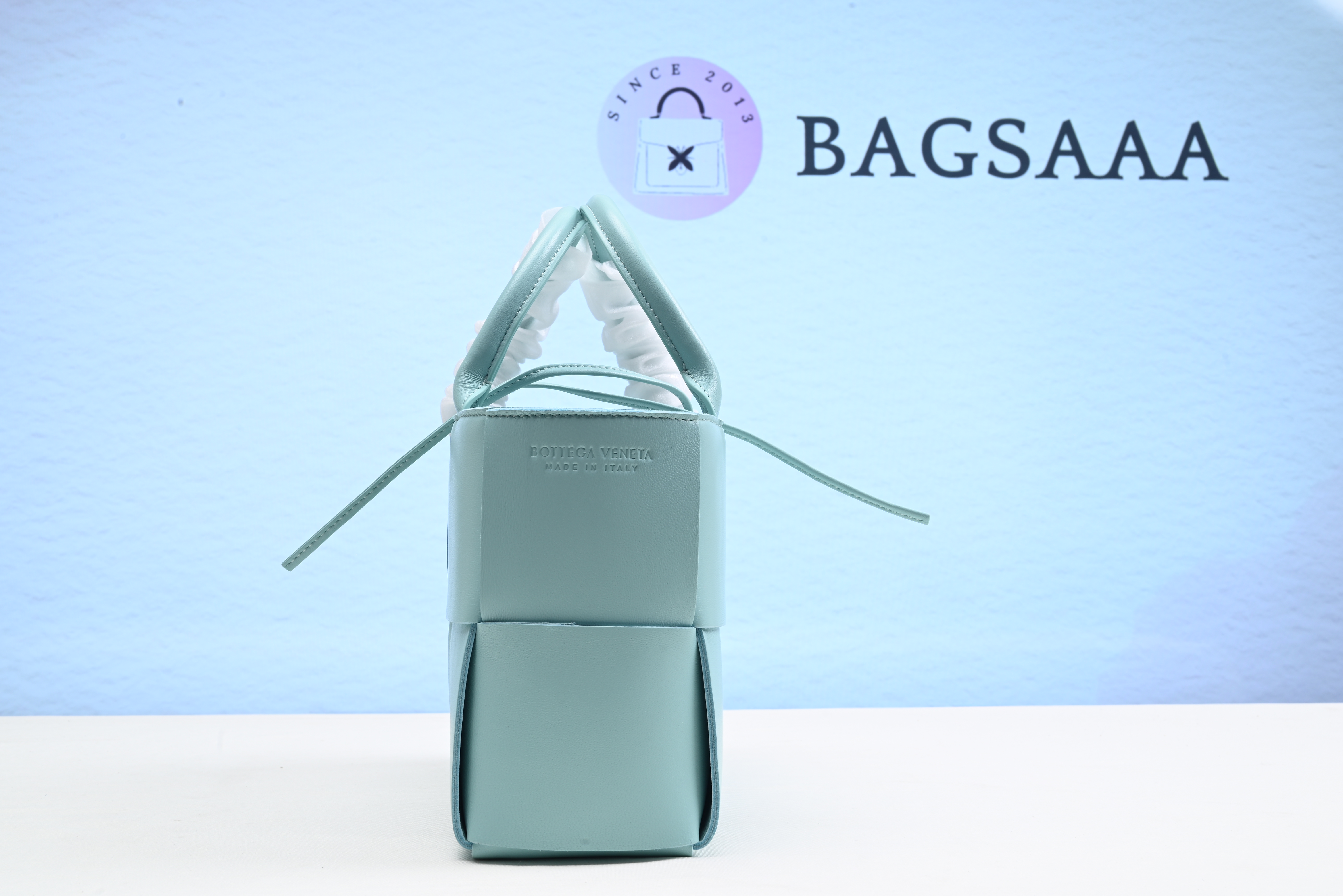 Bagsaaa B0tt*ga Ven*ta Mini Arco Tote Bag in Intreccio Leather - 25x16x8cm