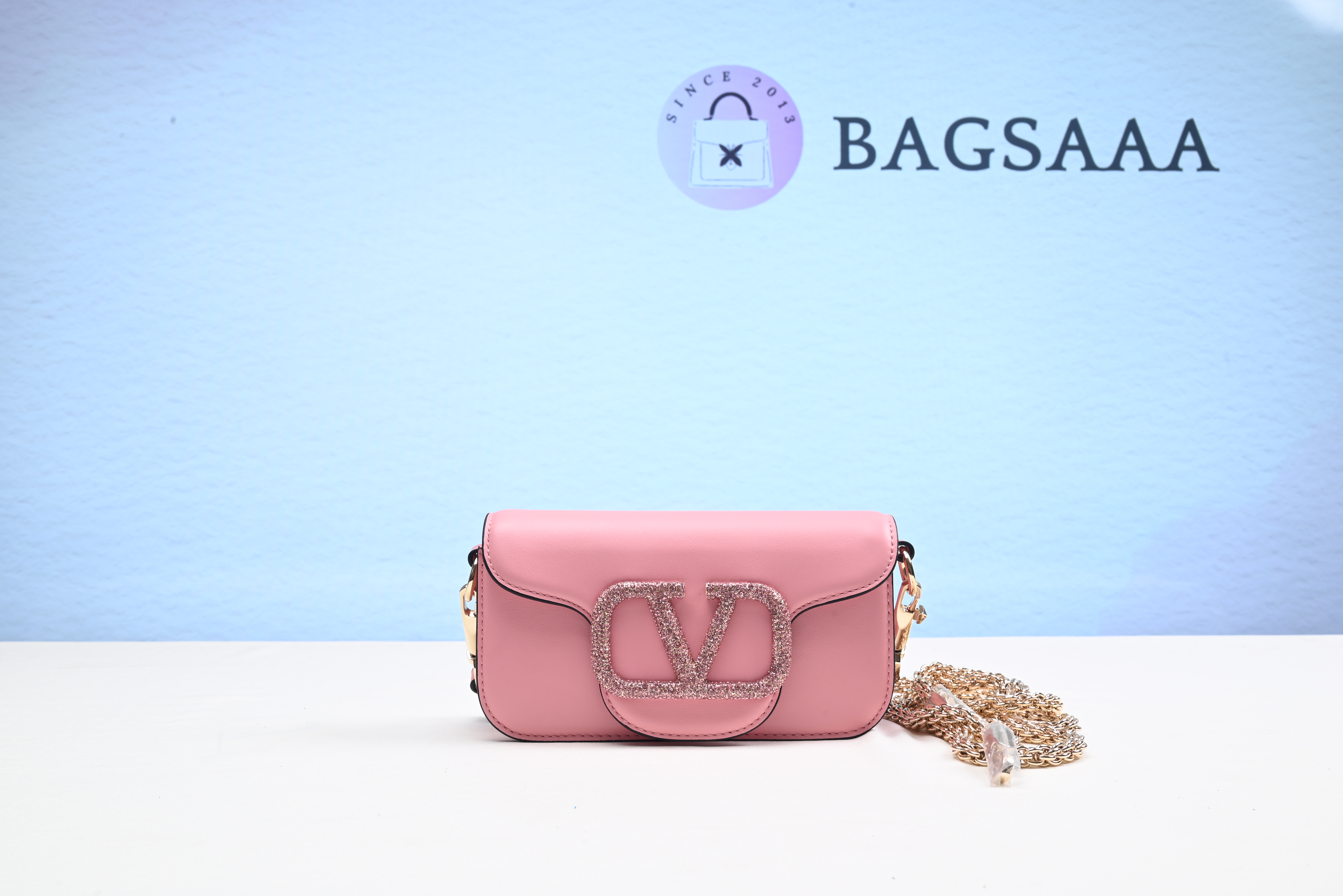 Bagsaaa Va1e*ntin0 Garavani small Locò crystal-embellished shoulder bag 20cm