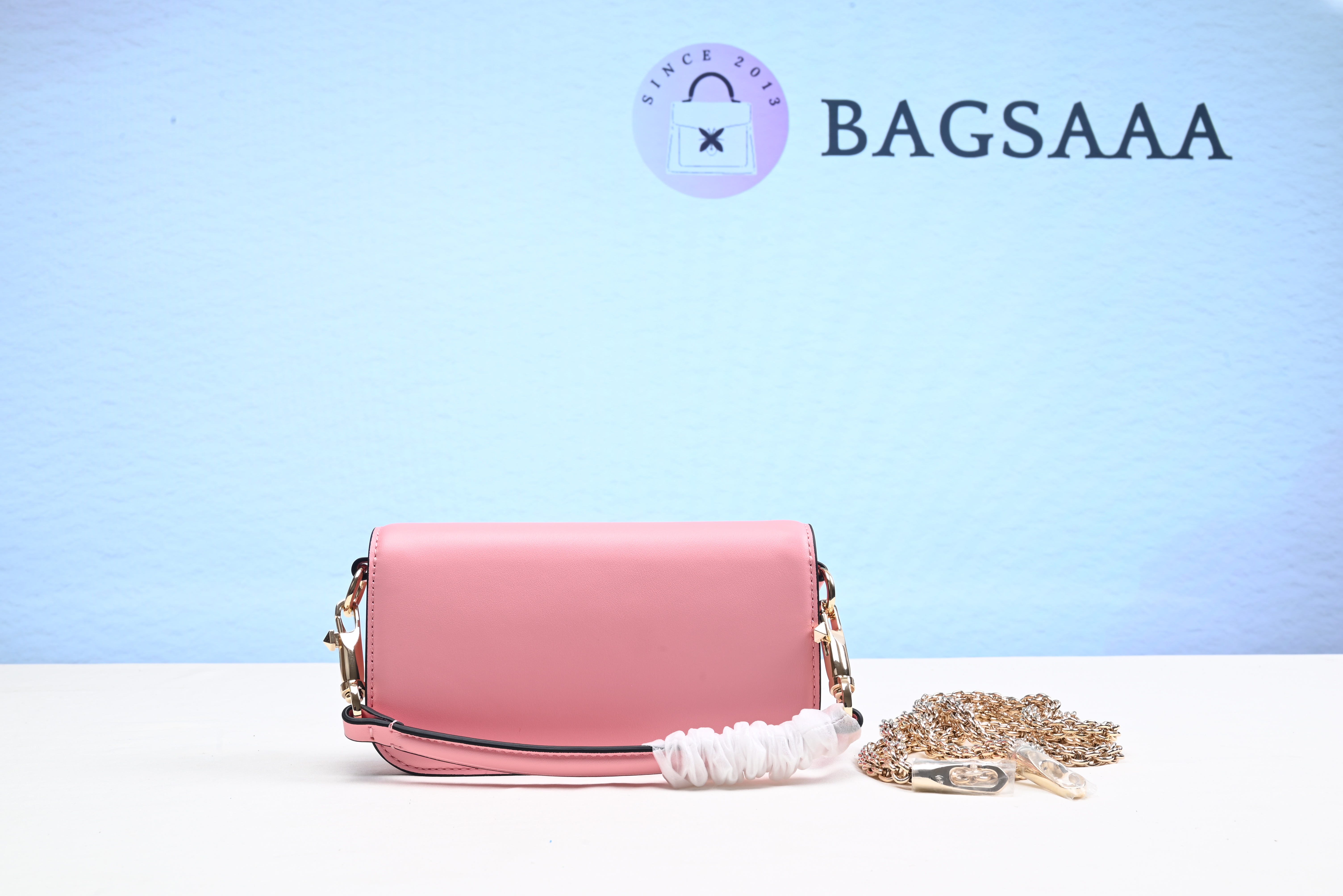 Bagsaaa Va1e*ntin0 Garavani small Locò crystal-embellished shoulder bag 20cm