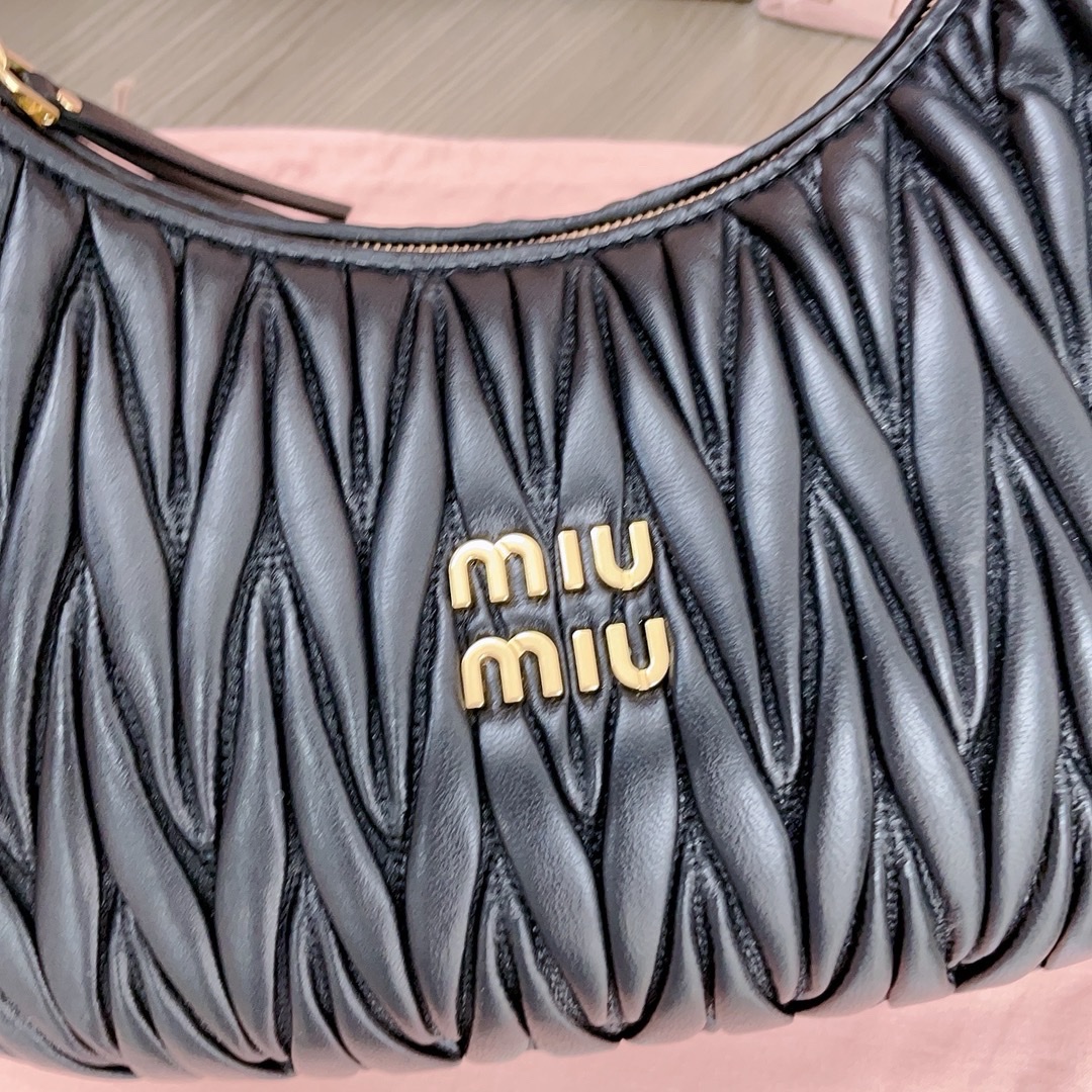 Bagsaaa M1um1u Wander matelassé nappa leather hobo bag 29x24x10cm