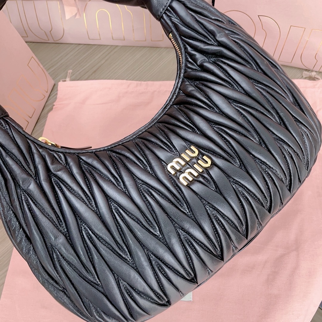 Bagsaaa M1um1u Wander matelassé nappa leather hobo bag 29x24x10cm