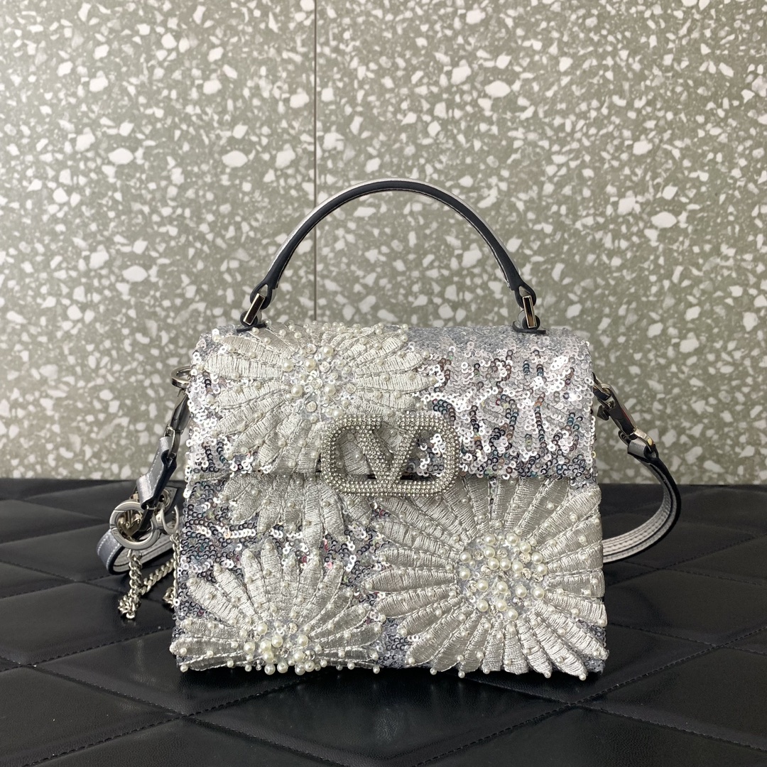 Bagsaaa Va1e*ntin0 Garavani Embellished Locó Top-Handle Bag - 19x13x9cm