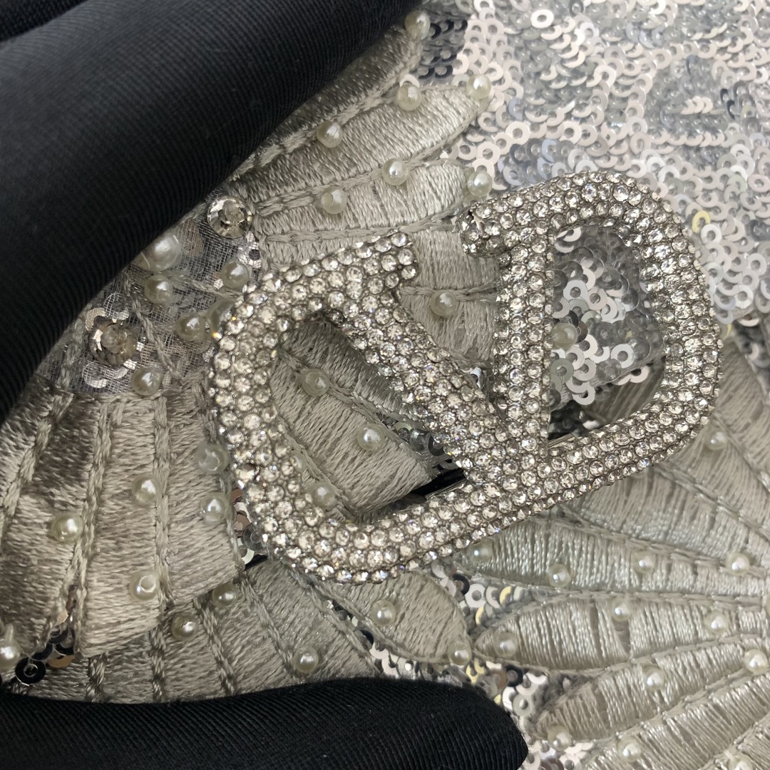 Bagsaaa Va1e*ntin0 Garavani Embellished Locó Top-Handle Bag - 19x13x9cm