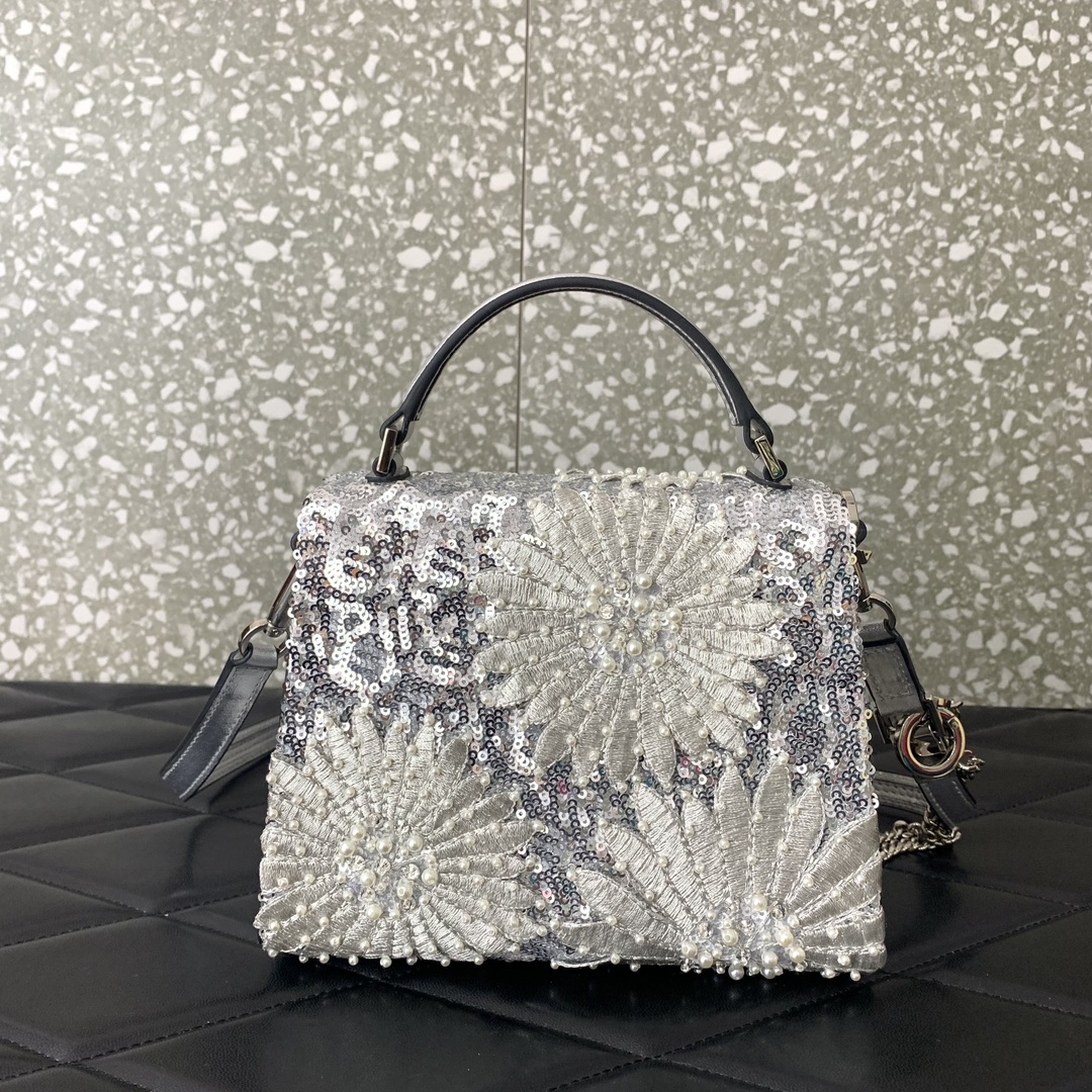 Bagsaaa Va1e*ntin0 Garavani Embellished Locó Top-Handle Bag - 19x13x9cm