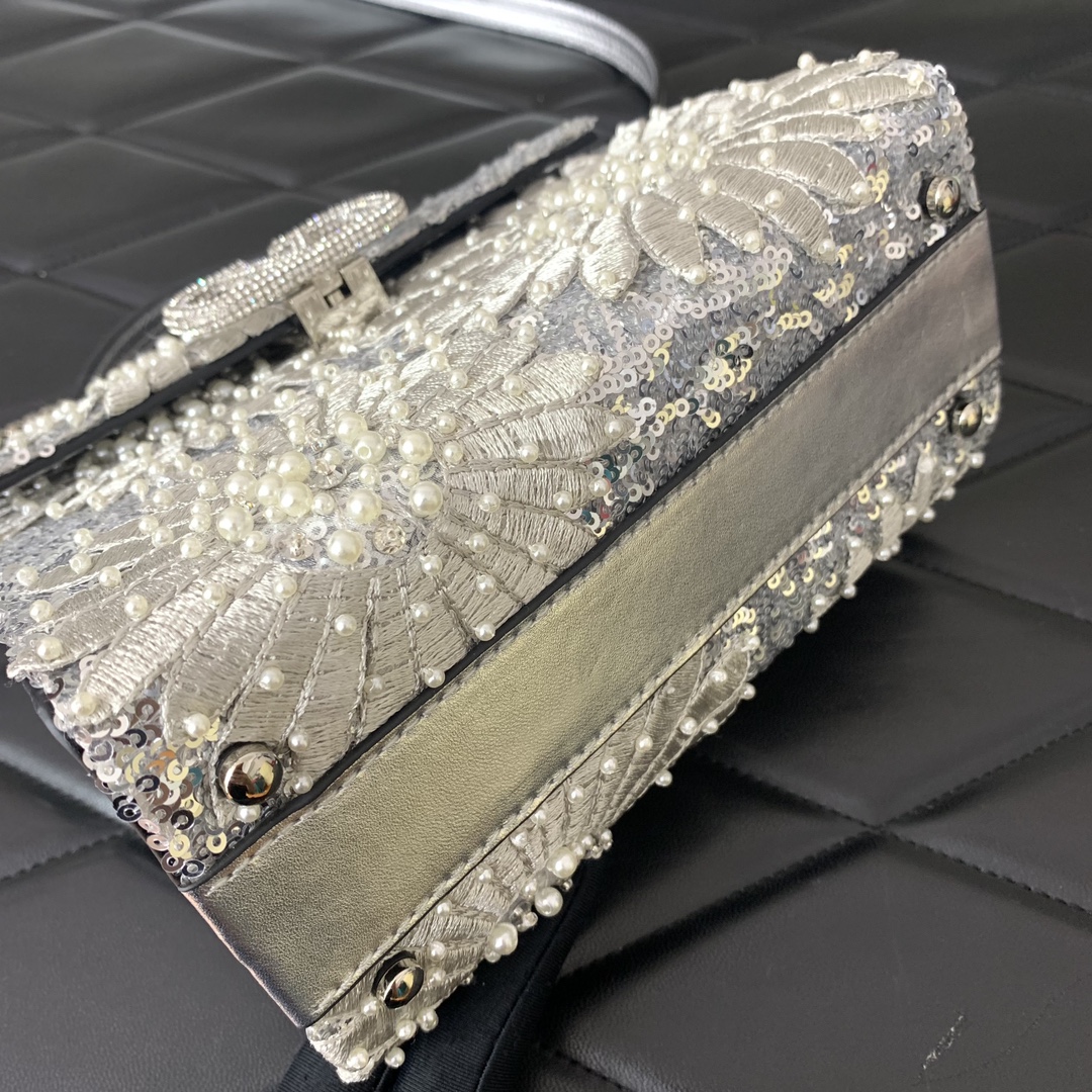 Bagsaaa Va1e*ntin0 Garavani Embellished Locó Top-Handle Bag - 19x13x9cm