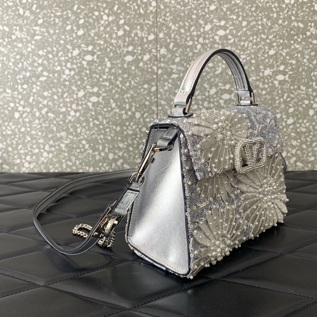 Bagsaaa Va1e*ntin0 Garavani Embellished Locó Top-Handle Bag - 19x13x9cm