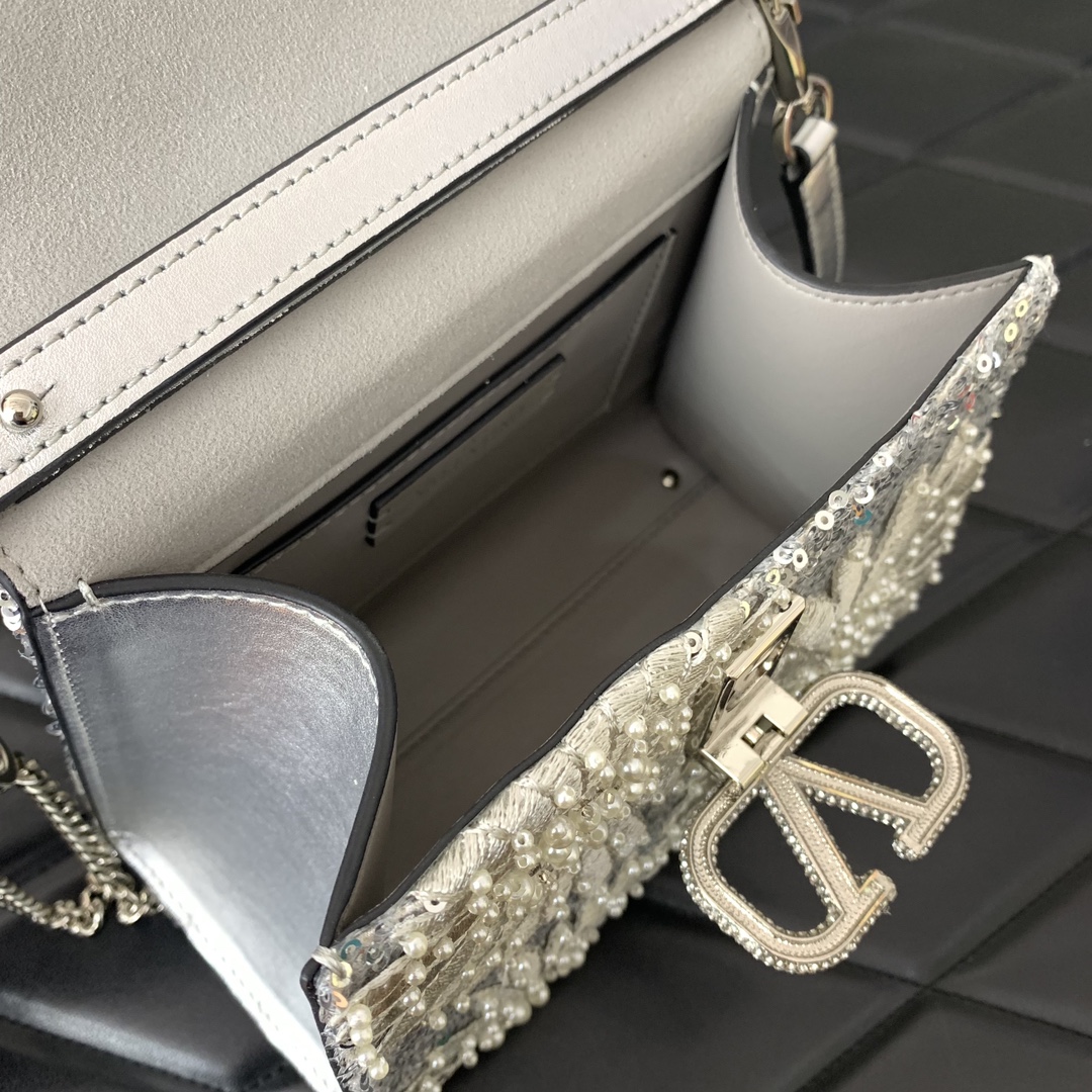 Bagsaaa Va1e*ntin0 Garavani Embellished Locó Top-Handle Bag - 19x13x9cm