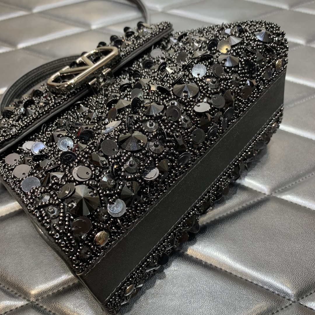 Bagsaaa Va1e*ntin0 Garavani Embellished Locó Top-Handle 3D Sequins Black Bag - 19x13x9cm