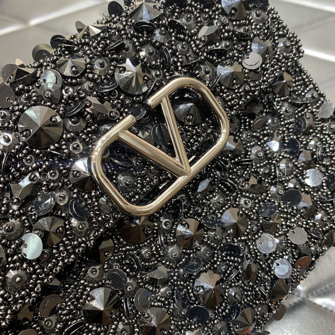 Bagsaaa Va1e*ntin0 Garavani Embellished Locó Top-Handle 3D Sequins Black Bag - 19x13x9cm